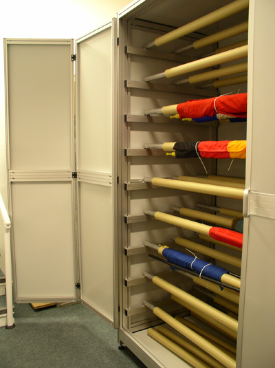 Депозитарный шкаф для хранения флагов на валиках